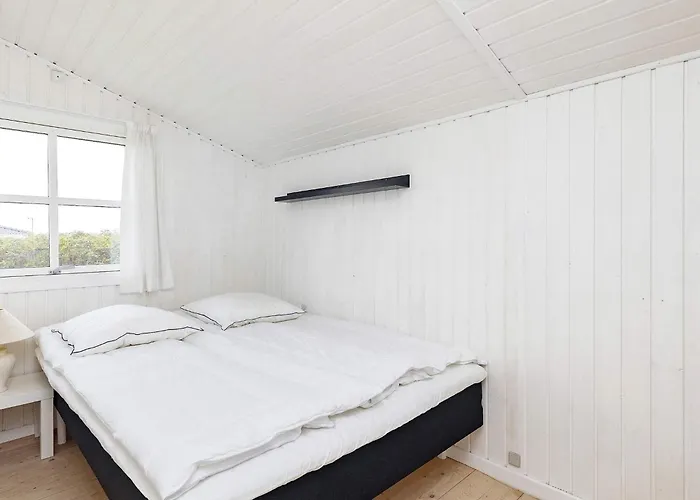 8 Person In Lokken-by Traum *